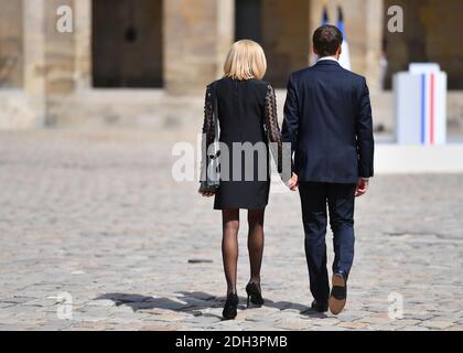 Le président français Emmanuel Macron et Brigitte Macron assistent à une cérémonie d'hommage à Simone Veil, homme politique français et survivante de l'Holocauste, dans la cour des Invalides à Paris, en France, le 5 juillet 2017. Photo de Christian Liewig /ABACAPRESS.COM Banque D'Images