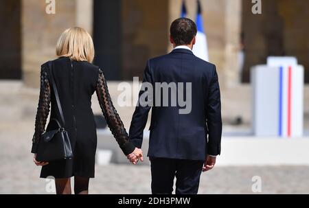 Le président français Emmanuel Macron et Brigitte Macron assistent à une cérémonie d'hommage à Simone Veil, homme politique français et survivante de l'Holocauste, dans la cour des Invalides à Paris, en France, le 5 juillet 2017. Photo de Christian Liewig /ABACAPRESS.COM Banque D'Images