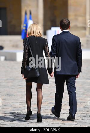 Le président français Emmanuel Macron et Brigitte Macron assistent à une cérémonie d'hommage à Simone Veil, homme politique français et survivante de l'Holocauste, dans la cour des Invalides à Paris, en France, le 5 juillet 2017. Photo de Christian Liewig /ABACAPRESS.COM Banque D'Images