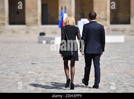 Le président français Emmanuel Macron et Brigitte Macron assistent à une cérémonie d'hommage à Simone Veil, homme politique français et survivante de l'Holocauste, dans la cour des Invalides à Paris, en France, le 5 juillet 2017. Photo de Christian Liewig /ABACAPRESS.COM Banque D'Images