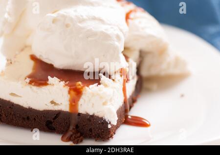faites tourner les brownies au chocolat à la crème glacée à la vanille et au fromage à la crème Banque D'Images