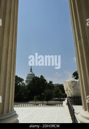 DÔME DU Capitole AMÉRICAIN du bâtiment de la Cour suprême des États-Unis, avec colonnes au premier plan Banque D'Images