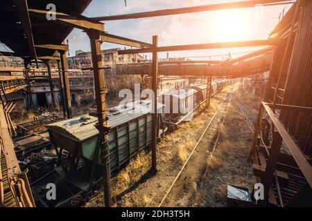 Ancien train de marchandises rouillé dans la zone industrielle. Banque D'Images