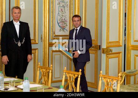 Rencontre au Palais de l'Elysée entre Emmanuel Macron, Président français de la République et le GIP Paris 2024, co-présidé par M. Tony Estanguet et Bernard Lapasset iand Guy Drut n perspective de la présentation de candidature de Paris aux Jeux Olympiques de 2024 au CIO à Lausanne le 11 juillet 2017 Paris, France. Photo d'ISA Harsin/Pool/ABACAPRESS.COM Banque D'Images