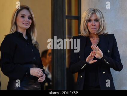 La première dame française Brigitte Macron et la première dame mexicaine Angelica Rivera posent pour des photos avant un dîner le 6 juillet 2017 à l'Elysée à Paris. Photo de Christian Liewig/ABACAPRESS.COM Banque D'Images