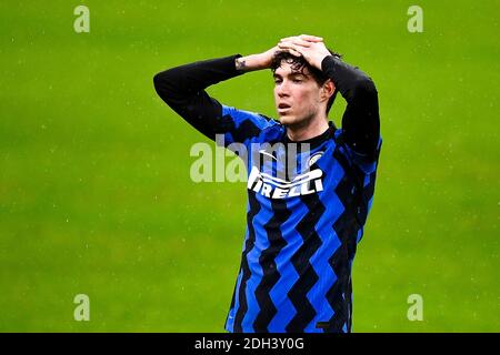 Milan, Italie. 09e décembre 2020. MILAN, ITALIE - 09 décembre 2020 : Alessandro Bastoni du FC Internazionale semble abattu lors du match de football du groupe B de la Ligue des champions de l'UEFA entre le FC Internazionale et le FC Shakhtar Donetsk. (Photo de Nicolò Campo/Sipa USA) crédit: SIPA USA/Alay Live News Banque D'Images