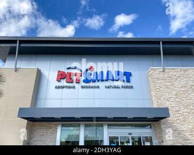 Orlando, FL USA - 29 janvier 2020 : vue sur la façade de PetSmart. PetSmart est une chaîne de vente au détail américaine qui vend des produits et des services pour animaux de compagnie Banque D'Images