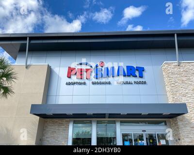 Orlando, FL USA - 29 janvier 2020 : vue sur la façade de PetSmart. PetSmart est une chaîne de vente au détail américaine qui vend des produits et des services pour animaux de compagnie Banque D'Images