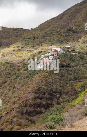 Un plan vertical de maisons sur une colline Banque D'Images