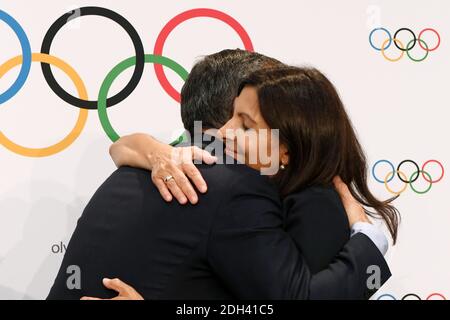 Photo du document - le maire de Los Angeles Eric Garcetti et le maire de Paris Anne Hidalgo célèbrent la décision du CIO d'accorder les Jeux Olympiques de 2024 et 2028 lors de la 130e session du CIO à l'Auditorium Swisstech, à Lausanne, en Suisse, le 11 juillet 2017. Photo de Philippe Millereau/Paris2024/ABACAPRESS.COM Banque D'Images