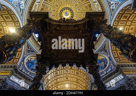 Autel de Baldachino d'en dessous dans la basilique Saint-Pierre, Rome, Italie, basilique di San Pietro intérieur Banque D'Images