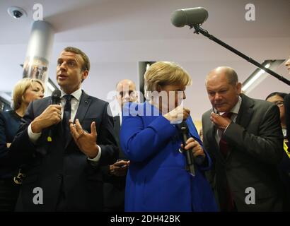 Le président français Emmanuel Macron prononce un discours tandis que la chancelière allemande Angela Merkel s’entretient avec OLAF Scholz, le maire de Hambourg, à droite, lorsqu’ils visitent le Bureau franco-allemand de la jeunesse (OFAJ) à Paris, en France, le jeudi 13 juillet 2017. Photo de Matthieu Alexandre/Pool/ABACAPRESS.COM Banque D'Images