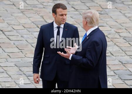 Le président français Emmanuel Macron salue le président américain Donald Trump lors de son arrivée à l'Hôtel des Invalides à Paris, en France, le 13 juillet 2017. Photo de Henri Szwarc/ABACAPRESS.COM Banque D'Images