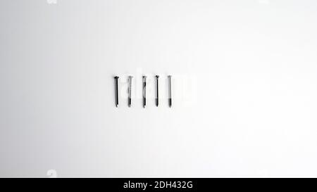 Ensemble de mini ongles vue de dessus sur un fond blanc. Banque D'Images