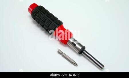Tournevis réversible avec buse. Sur fond blanc. Outil universel pour une torsion. Banque D'Images