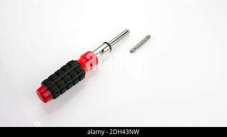Tournevis avec embouts interchangeables. Sur fond blanc. Banque D'Images