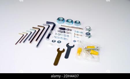 Écrous, clés à six pans et garnitures de meubles. Ensemble d'outils de montage de meubles. Banque D'Images