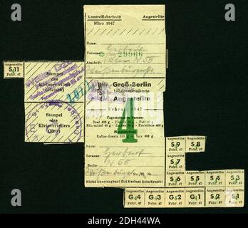 Europe, Allemagne, Berlin , Groß-Berlin, Zeit nach dem 2. Weltkrieg, Lebensmittelkarte für Angestellte, herausgegeben im März 1947 , Größe : 16 cm x 14 cm , Rechte werden nicht vertreten / Europe, Deutschland, Berlin, Groß-Berlin, Time After WW II , Food ration Timbres for Employee , publié en mars 1947, taille : 16 cm x 14 cm, il n'y a pas de droits . Banque D'Images