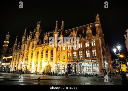 Place Markt Cour provinciale de markt à Bruges, Belgique. Noël décorations de fête. Banque D'Images