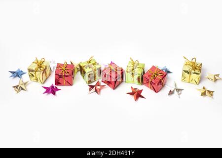 Vue de dessus des ornements d'arbre de Noël : boîtes-cadeaux colorées et scintillantes avec petites étoiles Banque D'Images