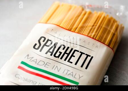 Un paquet de spaghetti portant l'étiquette Made in Italy. Nourriture et emballage italiens. Banque D'Images