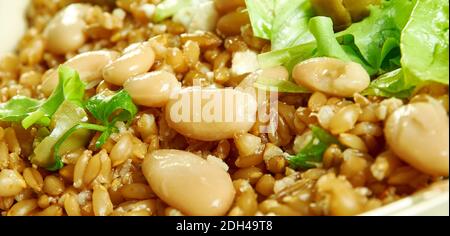 Salade méditerranéenne de Freekeh avec haricots verts et colverts Banque D'Images