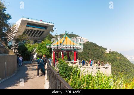 The Peak Tower & Lion's Pavilion, Hong Kong, Chine. Offre une vue panoramique sur les gratte-ciel et les gratte-ciel de la ville. Belle journée ensoleillée. Tourisme Banque D'Images