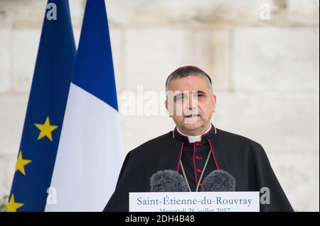 L'archevêque de Rouen Dominique Lebrun fait un discours à la suite d'une messe marquant le premier anniversaire de l'assassinat du prêtre catholique français par deux jihadistes, devant son église à Saint-Etienne-du-Rouvray, en Normandie, dans le nord de la France, le 26 juillet 2017.photo d'Eliot Blondt/ABACAPRESS.COM Banque D'Images