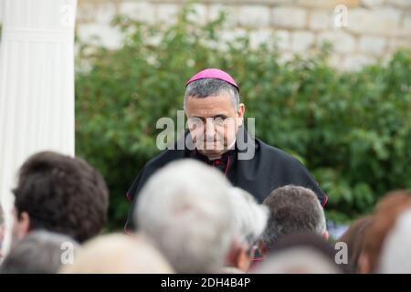 L'archevêque de Rouen Dominique Lebrun fait un discours à la suite d'une messe marquant le premier anniversaire de l'assassinat du prêtre catholique français par deux jihadistes, devant son église à Saint-Etienne-du-Rouvray, en Normandie, dans le nord de la France, le 26 juillet 2017.photo d'Eliot Blondt/ABACAPRESS.COM Banque D'Images