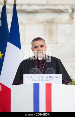 L'archevêque de Rouen Dominique Lebrun fait un discours à la suite d'une messe marquant le premier anniversaire de l'assassinat du prêtre catholique français par deux jihadistes, devant son église à Saint-Etienne-du-Rouvray, en Normandie, dans le nord de la France, le 26 juillet 2017.photo d'Eliot Blondt/ABACAPRESS.COM Banque D'Images