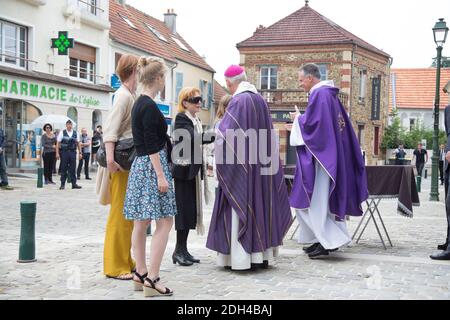 Catherine Rich, veuve de Claude Rich, Delphine Rich, son sage et sa petite fille arrivant aux funérailles de l'acteur Claude Rich à l'église Saint-Pierre-Saint-Paul d'Orgeval, France, le 26 juillet 2017. Photo de Nasser Berzane/ABACAPRESS.COM Banque D'Images