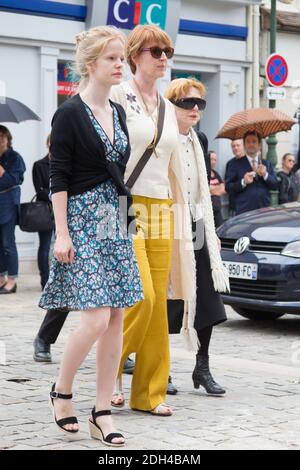 Catherine Rich, veuve de Claude Rich, Delphine Rich, son sage et sa petite fille arrivant aux funérailles de l'acteur Claude Rich à l'église Saint-Pierre-Saint-Paul d'Orgeval, France, le 26 juillet 2017. Photo de Nasser Berzane/ABACAPRESS.COM Banque D'Images