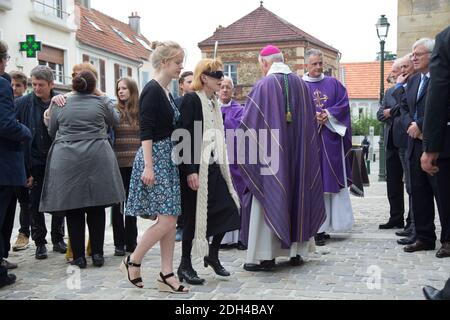 Catherine Rich et sa petite fille arrivent aux funérailles de l'acteur Claude Rich à l'église Saint-Pierre-Saint-Paul d'Orgeval, France, le 26 juillet 2017. Photo de Nasser Berzane/ABACAPRESS.COM Banque D'Images