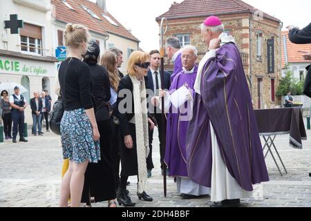 Catherine Rich, veuve de Claude Rich, Delphine Rich, son sage et sa petite fille arrivant aux funérailles de l'acteur Claude Rich à l'église Saint-Pierre-Saint-Paul d'Orgeval, France, le 26 juillet 2017. Photo de Nasser Berzane/ABACAPRESS.COM Banque D'Images