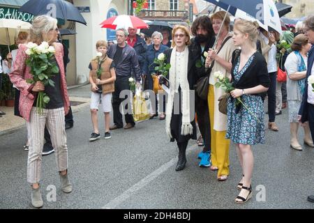 Catherine Rich, veuve de Claude Rich et de sa fille, Delphine Rich quittant les funérailles de l'acteur Claude Rich à l'église Saint-Pierre-Saint-Paul d'Orgeval, France, le 26 juillet 2017. Photo de Nasser Berzane/ABACAPRESS.COM Banque D'Images