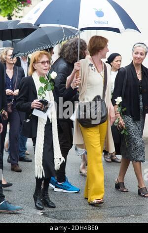 Catherine Rich, veuve de Claude Rich et de sa fille, Delphine Rich quittant les funérailles de l'acteur Claude Rich à l'église Saint-Pierre-Saint-Paul d'Orgeval, France, le 26 juillet 2017. Photo de Nasser Berzane/ABACAPRESS.COM Banque D'Images