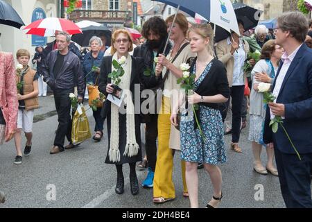 Catherine Rich, veuve de Claude Rich et de sa fille, Delphine Rich quittant les funérailles de l'acteur Claude Rich à l'église Saint-Pierre-Saint-Paul d'Orgeval, France, le 26 juillet 2017. Photo de Nasser Berzane/ABACAPRESS.COM Banque D'Images