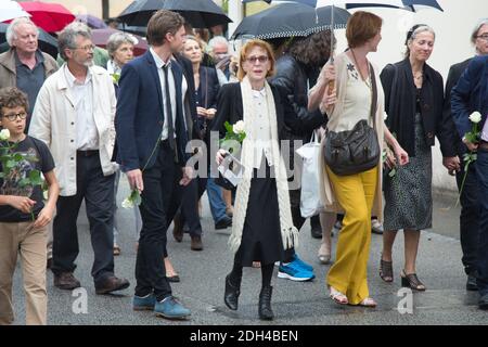 Catherine Rich, veuve de Claude Rich et de sa fille, Delphine Rich quittant les funérailles de l'acteur Claude Rich à l'église Saint-Pierre-Saint-Paul d'Orgeval, France, le 26 juillet 2017. Photo de Nasser Berzane/ABACAPRESS.COM Banque D'Images