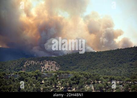 Fumée qui s'élève d'une forêt au bord de la plage à Bormes-les-Mimosas, dans le sud-est de la France, le 26 juillet 2017. Au moins 10,000 personnes, dont des milliers de vacanciers, ont été évacuées la nuit après l'explosion d'un nouveau feu de forêt dans le sud de la France, qui affrontait déjà des blazettes massives, ont déclaré les autorités le 26 juillet. Photo par ABACAPRESS.COM Banque D'Images