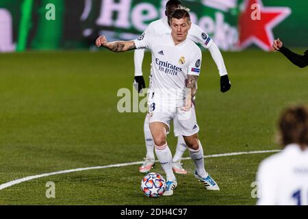 Madrid, Espagne. 9 décembre 2020. Toni Kroos du Real Madrid court avec le ballon lors du match de groupe de l'UEFA Champions League entre Real Madrid et Monchengladbach à l'Estadio Alfredo Di Stefano le 09 décembre 2020 à Madrid, Espagne. Photo par Eurasia Sport Images / Alamy Banque D'Images