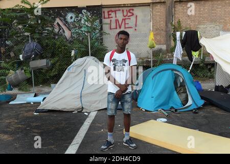 PAS DE WEB/PAS D'APPS - migrants bloqués dans un camp de fortune près de la gare de Tiburtina à Rome, Italie, le 24 juillet 2017. Mahmoud,16, de Guinée veut aller en France. Il y a maintenant 100 migrants qui restent ici, principalement d'Afrique, alors qu'ils tentent de rejoindre d'autres pays européens. En fait vivre sans toilettes, électricité et eau courante. La plupart ont quitté les centres d'accueil pour y rester quelques jours avant de poursuivre leur voyage vers le nord, certains ignorant les frontières sont fermées à eux, d'autres ont décidé de réessayer après des tentatives infructueuses de traverser. Tout le monde ici a passé des semaines, des mois ou même des années sur le TH Banque D'Images