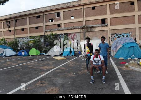 PAS DE WEB/PAS D'APPS - migrants bloqués dans un camp de fortune près de la gare de Tiburtina à Rome, Italie, le 24 juillet 2017. DICO Hassan (R), 16 ans, de Côte d'Ivoire, Mahmoud (C) et Mamadou, 16 ans et de Guinée, veulent aller en France. Il y a maintenant 100 migrants qui restent ici, principalement d'Afrique, alors qu'ils tentent de rejoindre d'autres pays européens. En fait vivre sans toilettes, électricité et eau courante. La plupart ont quitté les centres d'accueil pour y rester quelques jours avant de poursuivre leur voyage vers le nord, certains ignorant les frontières sont fermées à eux, d'autres ont décidé de réessayer après des tentatives infructueuses de Banque D'Images