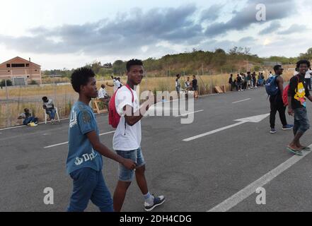 PAS DE WEB/PAS D'APPS - migrants bloqués dans un camp de fortune près de la gare de Tiburtina à Rome, Italie, le 24 juillet 2017. Mahmoud (R) et Mamadou, tous deux 16 et de Guinée, veulent aller en France. Il y a maintenant 100 migrants qui restent ici, principalement d'Afrique, alors qu'ils tentent de rejoindre d'autres pays européens. En fait vivre sans toilettes, électricité et eau courante. La plupart ont quitté les centres d'accueil pour y rester quelques jours avant de poursuivre leur voyage vers le nord, certains ignorant les frontières sont fermées à eux, d'autres ont décidé de réessayer après des tentatives infructueuses de traverser. Tout le monde ici a passé des semaines, m Banque D'Images