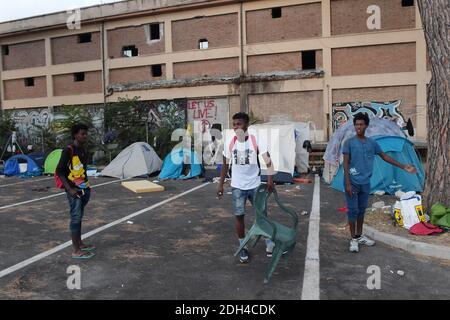 PAS DE WEB/PAS D'APPS - migrants bloqués dans un camp de fortune près de la gare de Tiburtina à Rome, Italie, le 24 juillet 2017. DICO Hassan (R), 16 ans, de Côte d'Ivoire, avec Mahmoud (C) et Mamadou, 16 ans et de Guinée, veulent aller en France. Il y a maintenant 100 migrants qui restent ici, principalement d'Afrique, alors qu'ils tentent de rejoindre d'autres pays européens. En fait vivre sans toilettes, électricité et eau courante. La plupart ont quitté les centres d'accueil pour y rester quelques jours avant de poursuivre leur voyage vers le nord, certains ignorant les frontières sont fermées à eux, d'autres ont décidé de réessayer après l'échec a Banque D'Images