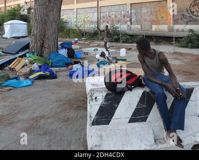 PAS DE WEB/PAS D'APPS - migrants bloqués dans un camp de fortune près de la gare de Tiburtina à Rome, Italie, le 24 juillet 2017. Il y a maintenant 100 migrants qui restent ici, principalement d'Afrique, alors qu'ils tentent de rejoindre d'autres pays européens. En fait vivre sans toilettes, électricité et eau courante. La plupart ont quitté les centres d'accueil pour y rester quelques jours avant de poursuivre leur voyage vers le nord, certains ignorant les frontières sont fermées à eux, d'autres ont décidé de réessayer après des tentatives infructueuses de traverser. Tout le monde ici a passé des semaines, des mois ou même des années sur la route, trekking à travers le désert, par Lib Banque D'Images