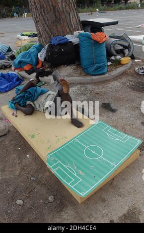 PAS DE WEB/PAS D'APPS - migrants bloqués dans un camp de fortune près de la gare de Tiburtina à Rome, Italie, le 24 juillet 2017. Il y a maintenant 100 migrants qui restent ici, principalement d'Afrique, alors qu'ils tentent de rejoindre d'autres pays européens. En fait vivre sans toilettes, électricité et eau courante. La plupart ont quitté les centres d'accueil pour y rester quelques jours avant de poursuivre leur voyage vers le nord, certains ignorant les frontières sont fermées à eux, d'autres ont décidé de réessayer après des tentatives infructueuses de traverser. Tout le monde ici a passé des semaines, des mois ou même des années sur la route, trekking à travers le désert, par Lib Banque D'Images