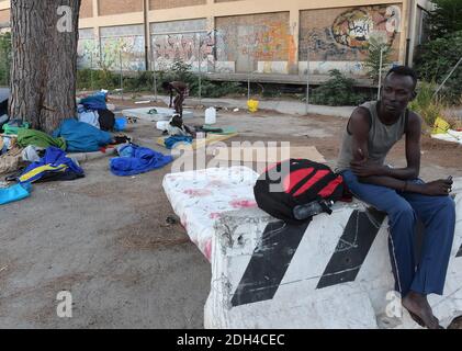 PAS DE WEB/PAS D'APPS - migrants bloqués dans un camp de fortune près de la gare de Tiburtina à Rome, Italie, le 24 juillet 2017. Il y a maintenant 100 migrants qui restent ici, principalement d'Afrique, alors qu'ils tentent de rejoindre d'autres pays européens. En fait vivre sans toilettes, électricité et eau courante. La plupart ont quitté les centres d'accueil pour y rester quelques jours avant de poursuivre leur voyage vers le nord, certains ignorant les frontières sont fermées à eux, d'autres ont décidé de réessayer après des tentatives infructueuses de traverser. Tout le monde ici a passé des semaines, des mois ou même des années sur la route, trekking à travers le désert, par Lib Banque D'Images