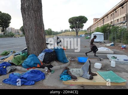 PAS DE WEB/PAS D'APPS - migrants bloqués dans un camp de fortune près de la gare de Tiburtina à Rome, Italie, le 24 juillet 2017. Il y a maintenant 100 migrants qui restent ici, principalement d'Afrique, alors qu'ils tentent de rejoindre d'autres pays européens. En fait vivre sans toilettes, électricité et eau courante. La plupart ont quitté les centres d'accueil pour y rester quelques jours avant de poursuivre leur voyage vers le nord, certains ignorant les frontières sont fermées à eux, d'autres ont décidé de réessayer après des tentatives infructueuses de traverser. Tout le monde ici a passé des semaines, des mois ou même des années sur la route, trekking à travers le désert, par Lib Banque D'Images