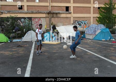 PAS DE WEB/PAS D'APPS - migrants bloqués dans un camp de fortune près de la gare de Tiburtina à Rome, Italie, le 24 juillet 2017. Mahmoud (L) et Mamadou, tous deux 16 et de Guinée veulent aller en France. Il y a maintenant 100 migrants qui restent ici, principalement d'Afrique, alors qu'ils tentent de rejoindre d'autres pays européens. En fait vivre sans toilettes, électricité et eau courante. La plupart ont quitté les centres d'accueil pour y rester quelques jours avant de poursuivre leur voyage vers le nord, certains ignorant les frontières sont fermées à eux, d'autres ont décidé de réessayer après des tentatives infructueuses de traverser. Tout le monde ici a passé des semaines, Mo Banque D'Images