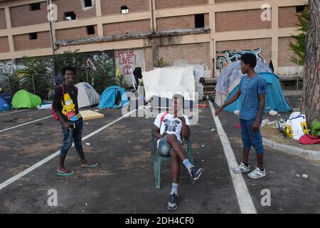 PAS DE WEB/PAS D'APPS - migrants bloqués dans un camp de fortune près de la gare de Tiburtina à Rome, Italie, le 24 juillet 2017. DICO Hassan (R)16, de Côte d'Ivoire, Mahmoud (C) et Mamadou, tous deux 16 et de Guinée veulent aller en France. Il y a maintenant 100 migrants qui restent ici, principalement d'Afrique, alors qu'ils tentent de rejoindre d'autres pays européens. En fait vivre sans toilettes, électricité et eau courante. La plupart ont quitté les centres d'accueil pour y rester quelques jours avant de poursuivre leur voyage vers le nord, certains ignorant les frontières sont fermées à eux, d'autres ont décidé de réessayer après des tentatives infructueuses de cros Banque D'Images